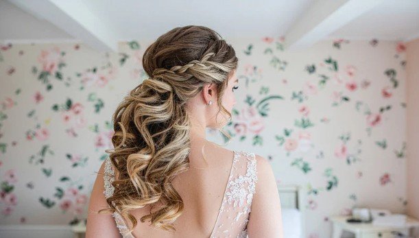 How to Make Claw Clip Hairstyles Stay All Day