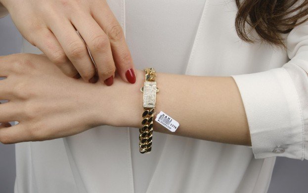 How to Style Jewelry With a Smartwatch