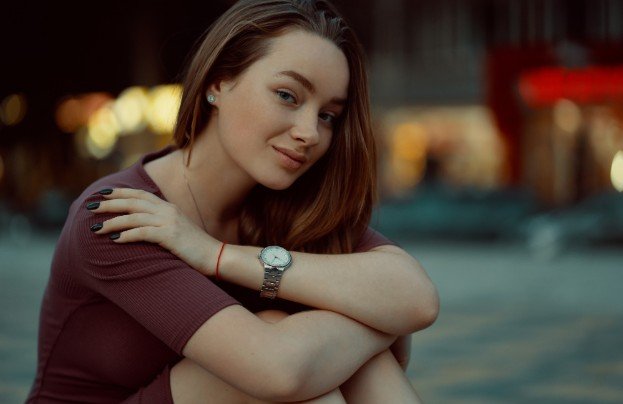 How to Wear Smartwatches With Dresses and Feminine Outfits