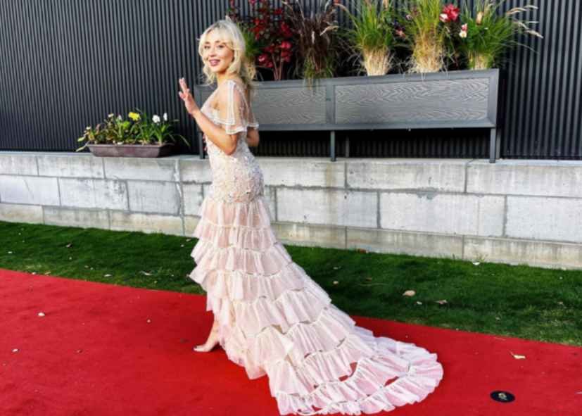 Sabrina Carpenter: Ethereal White Elegance